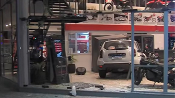 Debido al impacto, un motociclista resultó herido y fue trasladado al hospital. Debido al impacto, un motociclista resultó herido y fue trasladado al hospital.