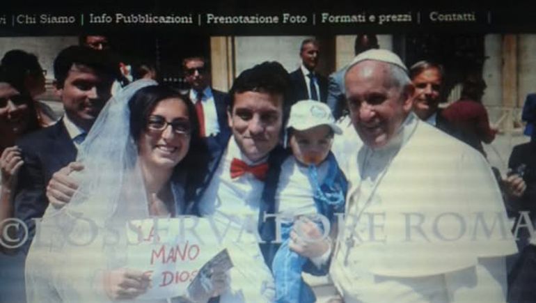 Recuerdo de Gonzalo, con su esposa e hijo junto al Papa Francisco. Recuerdo de Gonzalo, con su esposa e hijo junto al Papa Francisco.