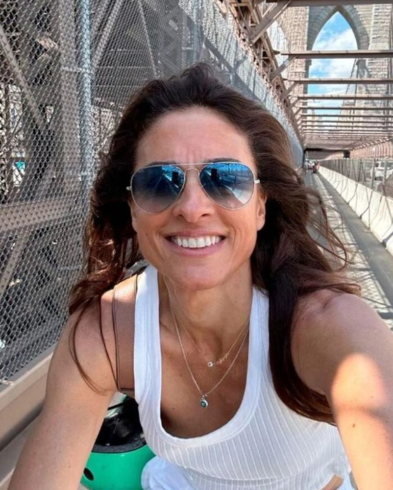 También cruzó el puente de Manhattan en bicicleta. También cruzó el puente de Manhattan en bicicleta.