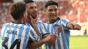 Maravilla Martínez festeja con Mura y Salas el gol de la victoria. Maravilla Martínez festeja con Mura y Salas el gol de la victoria.