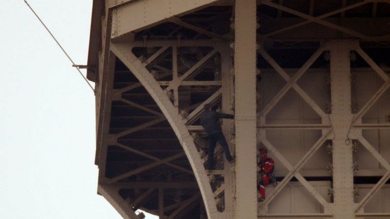 Cerraron la Torre Eiffel por un hombre que escaló el monumento