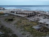 El edificio a medio construir en el acceso a la calle Tiburón, frente al Paseo Costero de Comodoro Rivadavia.
