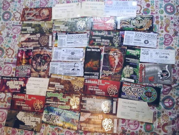 Alan guarda una colección de entradas a recitales de Callejeros y Don Osvaldo.