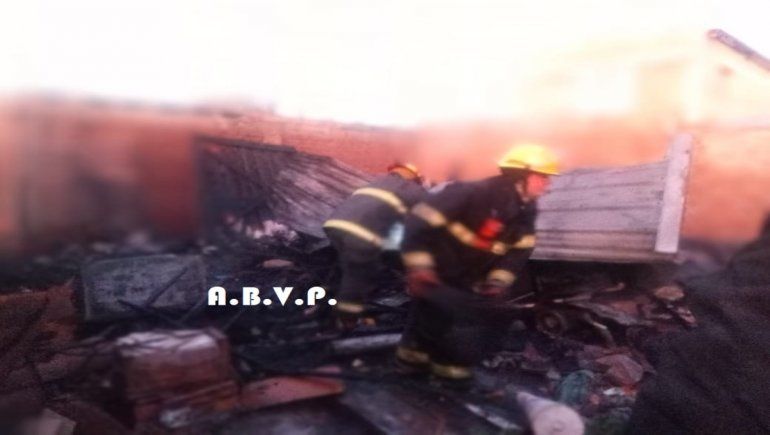 Un calefón eléctrico desató un voraz incendio en Plottier