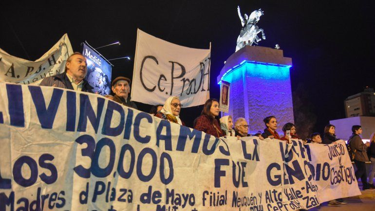 Una multitud marchó en Neuquén en repudio al fallo pro genocidas de la Corte Suprema