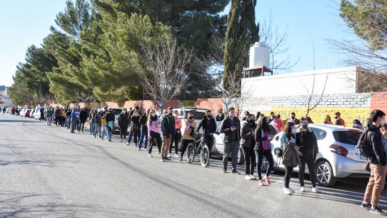 Vacunación en el Don Bosco y sus largas filas.