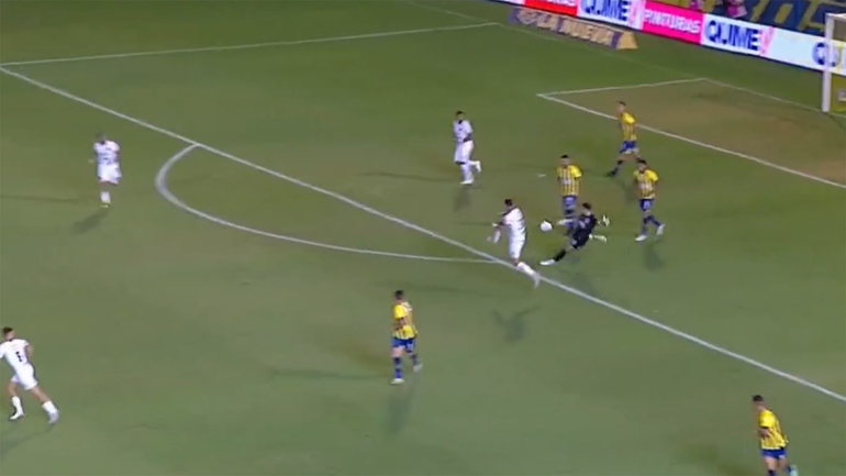 El error del arquero de Central que pinta para blooper del año