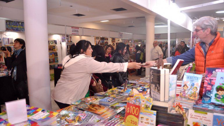 La Feria del Libro es el primer evento que realiza la ciudad en el edificio cultural gigante de Oro y 25 de Mayo.