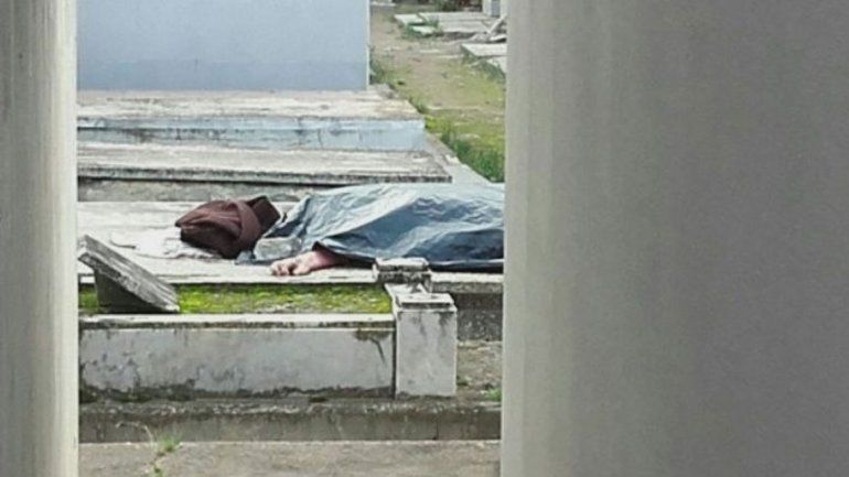 La mujer falleció el lunes y sus restos iban a ser velados en la capilla del cementerio de Carmen de Patagones. Alguien los habría ultrajado.