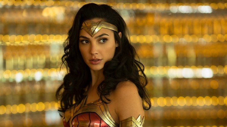 Gal Gadot se quita el traje de la Mujer Maravilla para convertise en Cleopatra
