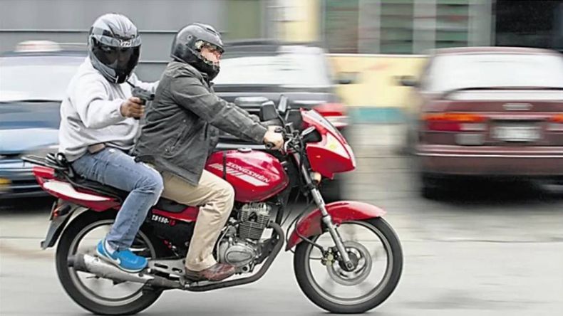 Violento intento de robo mientras manejaba la moto en plena Autovia Norte: Nunca pensé que podía pasar algo así | LM Neuquen Violento intento de robo mientras manejaba la moto en plena Autovia Norte: Nunca pensé que podía pasar algo así