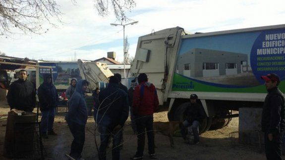 Los recolectores de la basura de Plottier acordaron con Peressini y levantaron el paro