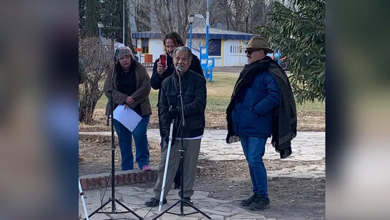 Leandro Aparicio y Sergio Heredia acompañando a don Asunción en uno de los actos que se hicieron el año pasado en Picún Leufú. Leandro Aparicio y Sergio Heredia acompañando a don Asunción en uno de los actos que se hicieron el año pasado en Picún Leufú.