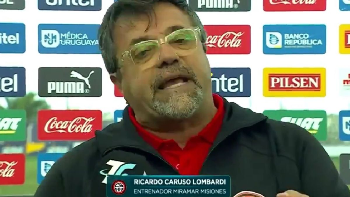 La furia de Caruso Lombardi después que le anularan un gol en Uruguay a su equipo thumbnail