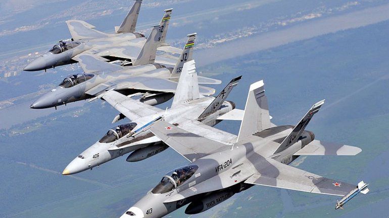 Entre la cantidad de aviones desplegados hubo cazas furtivos F-22 Raptor.