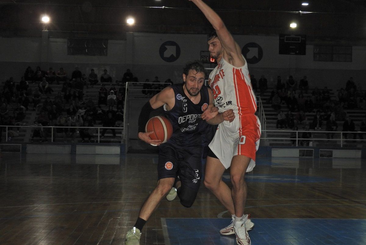 Matías Carneglia defendiendo a Joaquín Cabré. El jugador del Rojo fue clave también cerca del aro propio. Fotos: gentileza Adrián Hernández