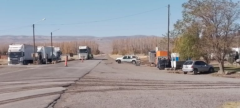 Camiones varados en Las Lajas. Foto: Gentileza. Camiones varados en Las Lajas. Foto: Gentileza.