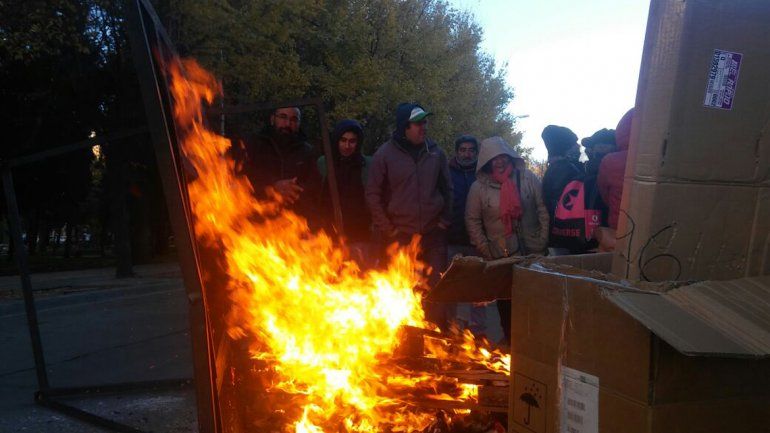 Por una protesta gremial hay cortes de calle en el edificio de Hacienda