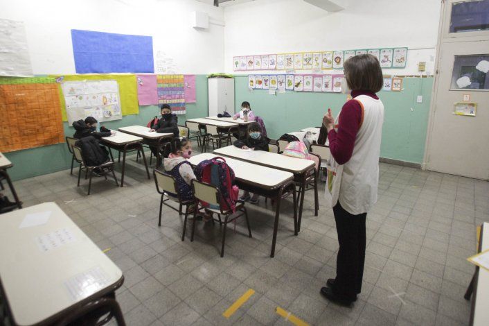 El Gobierno analizará intensificar la presencialidad en las escuelas