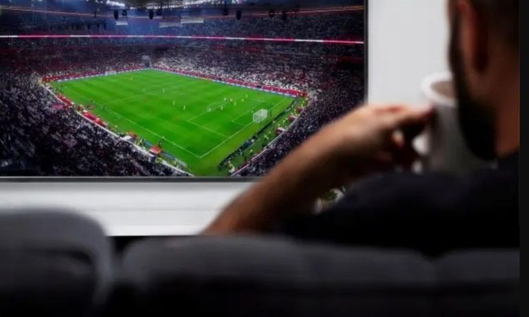El hombre fue sorprendido mientras miraba el partido de fútbol en su casa. Foto: ilustrativa.