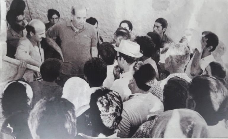 Felipe Sapag recibe a los obreros del Chocón, durante la huelga de 1970. Felipe Sapag recibe a los obreros del Chocón, durante la huelga de 1970.