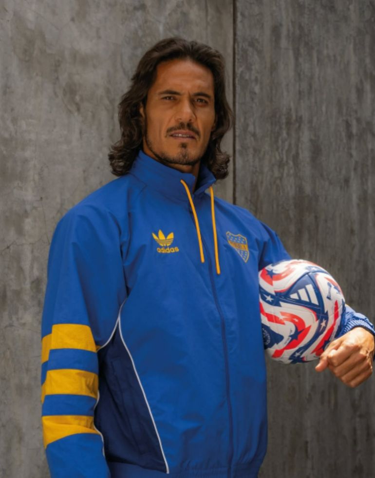 Edinson Cavani presentó la nueva campera de Boca Edinson Cavani presentó la nueva campera de Boca