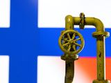 FOTO DE ARCHIVO: Una maqueta del gasoducto de gas natural se ve delante de los colores de las banderas finlandesa y rusa en esta ilustración tomada el 26 de abril de 2022. REUTERS/Dado Ruvic/