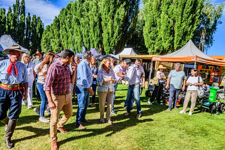 Bajo el intenso sol de Junin, los funcionarios recorrieron la exposición junto a miembros de la Comisión Directiva de la SRN. Foto: gentileza SRN. Bajo el intenso sol de Junin, los funcionarios recorrieron la exposición junto a miembros de la Comisión Directiva de la SRN. Foto: gentileza SRN.