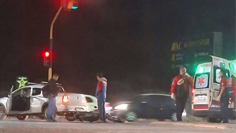 Un fuerte choque generó demoras durante el horario pico en Centenario a la altura del ex peaje. Un fuerte choque generó demoras durante el horario pico en Centenario a la altura del ex peaje.