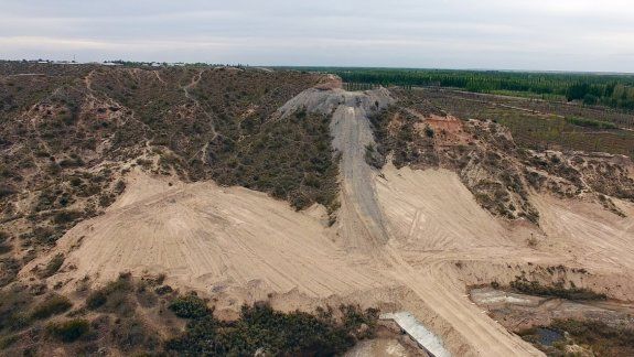 La barda es el escenario de una fuerte pelea de vecinos, ambientalistas y concejales con un empresario y la Muni.