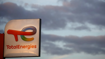 Un cartel con el logo de la compañía francesa de petróleo y gas TotalEnergies aparece en una gasolinera en Vertou, cerca de Nantes, Francia. 26 de octubre de 2022. REUTERS/Stephane