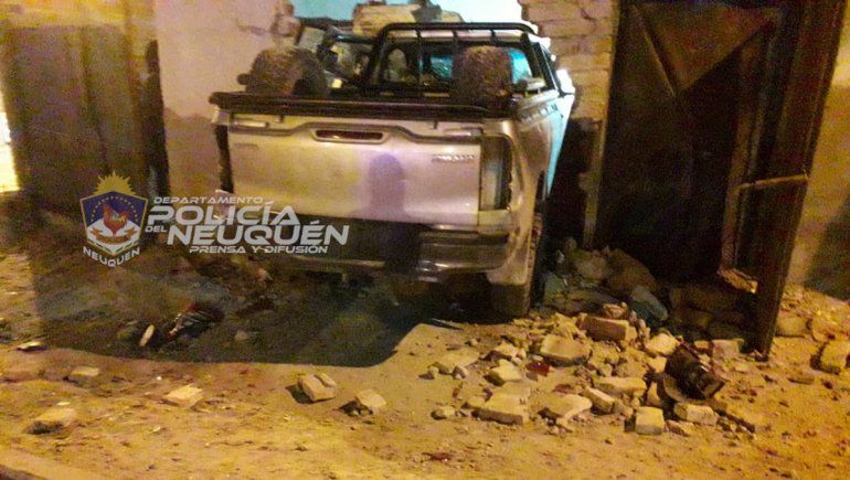 Camioneta destruyó una casa y la familia se salvó de milagro: vecinos golpearon al conductor
