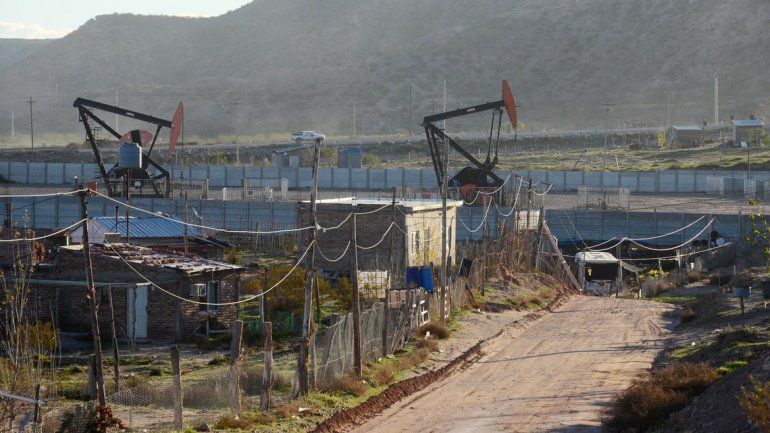 El yacimiento Centenario está en Neuquén (Nueva Esperanza) y Plottier (Los Hornos).  El predio donde perforarán deja claro que tiene dueño.  Los vecinos debatían qué obra querían en el barrio.