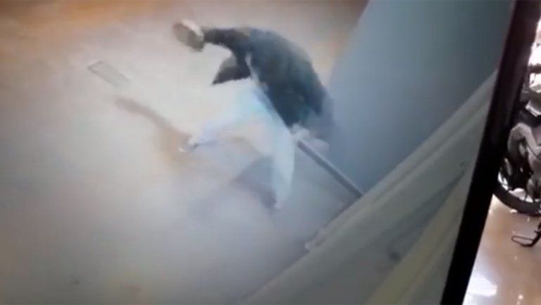 Así destrozaron dos veces en un día un local de venta de motos