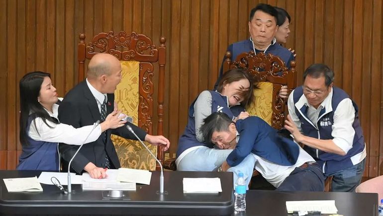Video: a las piñas, se roban un proyecto de reformas en el Parlamento de Taiwán