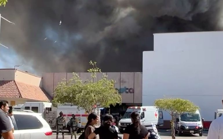 El incendio en Plaza Fiesta Las Palmas de Los Mochis.
