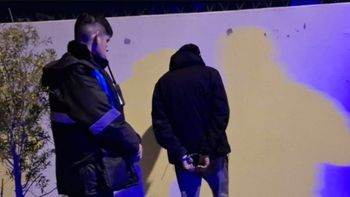 Uno de los jóvenes detenidos por el intento de robo en el patio de la Comisaría 4a de Trelew, en Chubut. 