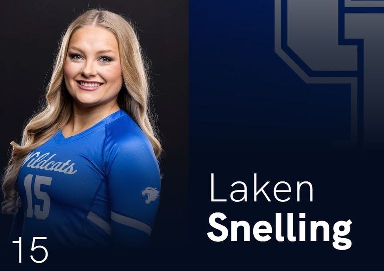 En el sitio web de atletismo de la Universidad de Kentucky, la joven estudiante parece como estudiante de último año y miembro del equipo de acrobacia.