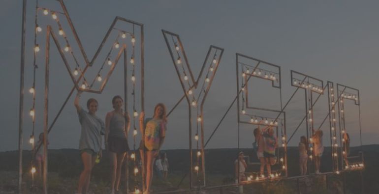 Camp Mystic es un “un campamento de verano cristiano privado para niñas”, ubicado a orillas del río Guadalupe, en Texas. Camp Mystic es un “un campamento de verano cristiano privado para niñas”, ubicado a orillas del río Guadalupe, en Texas.