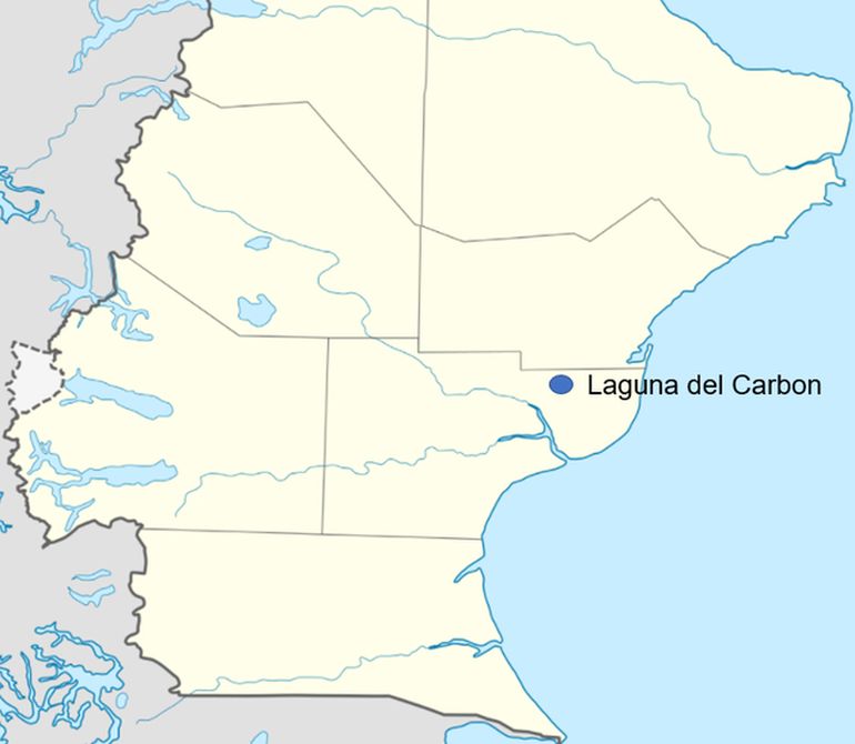 La Laguna del Carbón está a unos 50 kilómetros de Puerto San Julián, en el este de Santa Cruz. La Laguna del Carbón está a unos 50 kilómetros de Puerto San Julián, en el este de Santa Cruz.