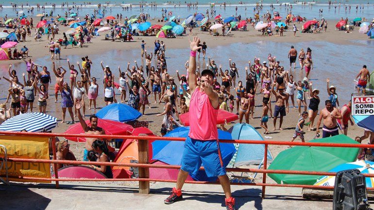 Un neuquino hace bailar a los turistas en Las Grutas