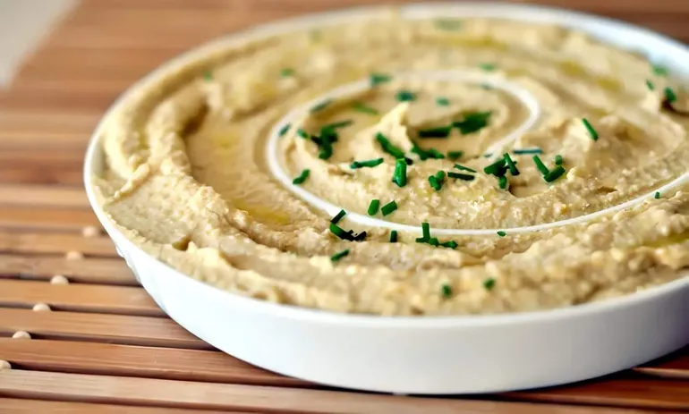 Cremosidad y sabor. El hummus de garbanzo es ideal para picadas. Cremosidad y sabor. El hummus de garbanzo es ideal para picadas.