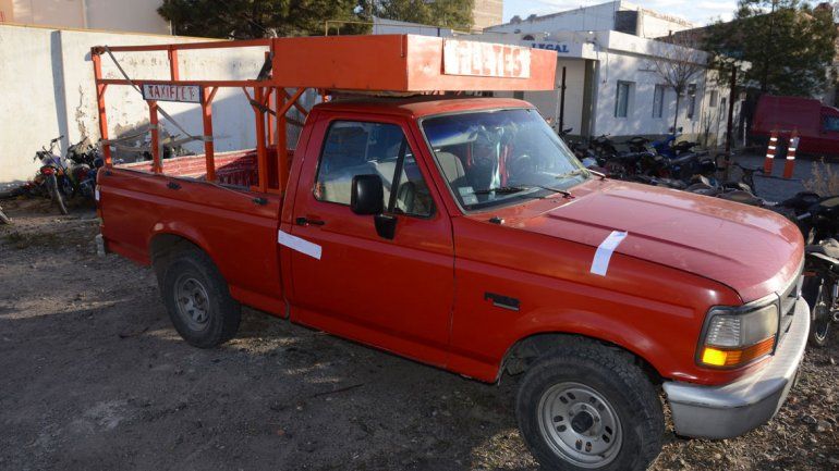 La Ford F-100 que manejaba Oscar Vicente Suárez en 2015 cuando fue sorprendido por el hijo de la víctima.