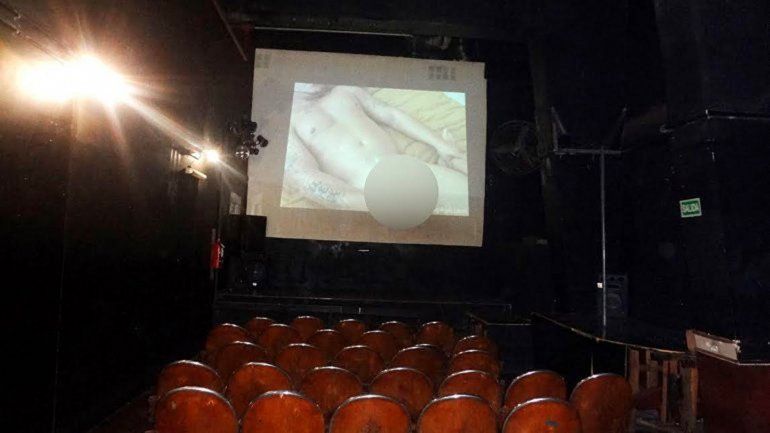 Imágenes de la sala de películas XXX difundidas por el gobierno porteño. Encontraron hasta profilácticos usados tirados en el piso.