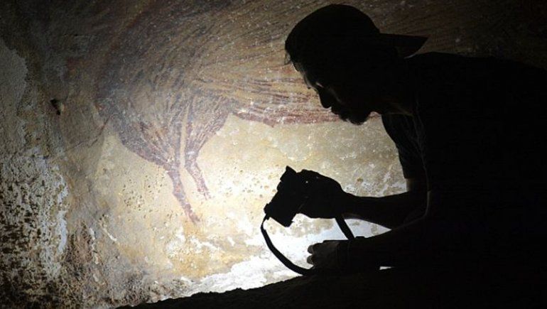 Encontraron la pintura rupestre más antigua del mundo