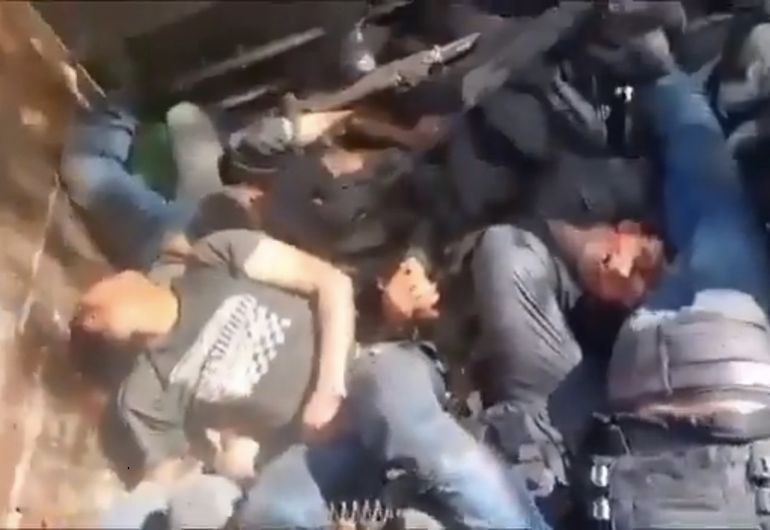 Los cuerpos apilados en la caja del camión Los cuerpos apilados en la caja del camión