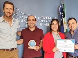 Walter Fiore presidente de la Cámara de Comercio Industria y Producción de Villa Regina junto a Daniel González y equipo.