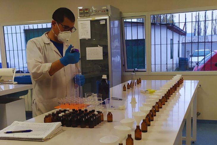 Toledo: "Utilizar a los microorganismos del suelo como biomonitores nos permitiría actuar antes". Foto: INTA. Toledo: "Utilizar a los microorganismos del suelo como biomonitores nos permitiría actuar antes". Foto: INTA.