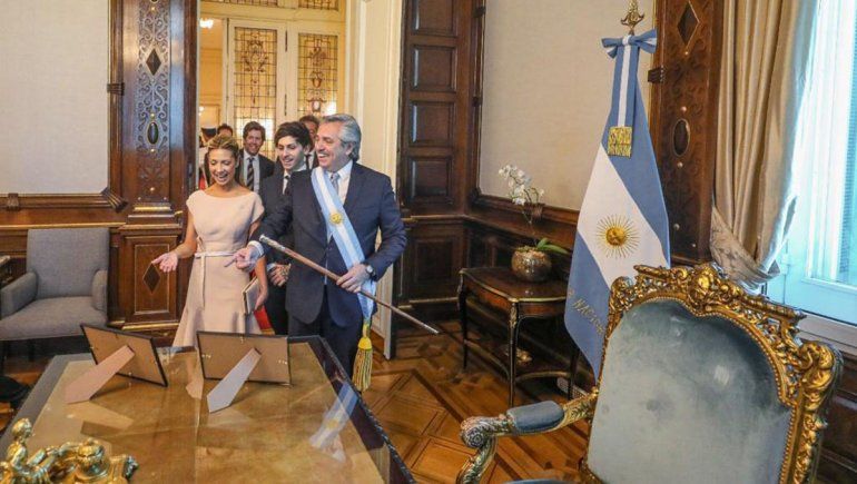 Las primeras fotos de Alberto en el despacho presidencial