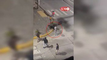 en imagenes, la pelea viral y una trompada que rozo la tragedia en el centro de neuquen
